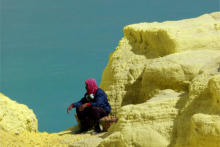 JAVA - Carrière de soufre dans le volcan Kawah Ijen - lac d'acide