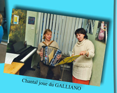 Chantal joue du GALLIANO