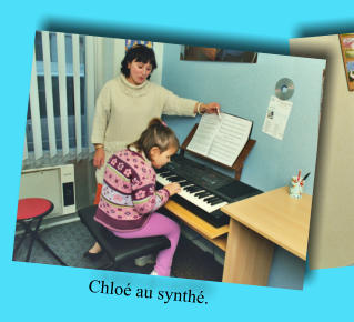 Chloé au synthé.